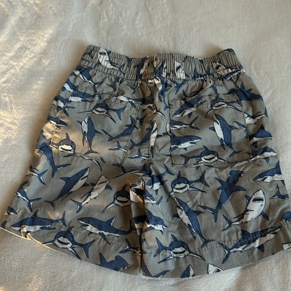 NWOT Baby Gap shark shorts for 3T - Picture 3 of 4